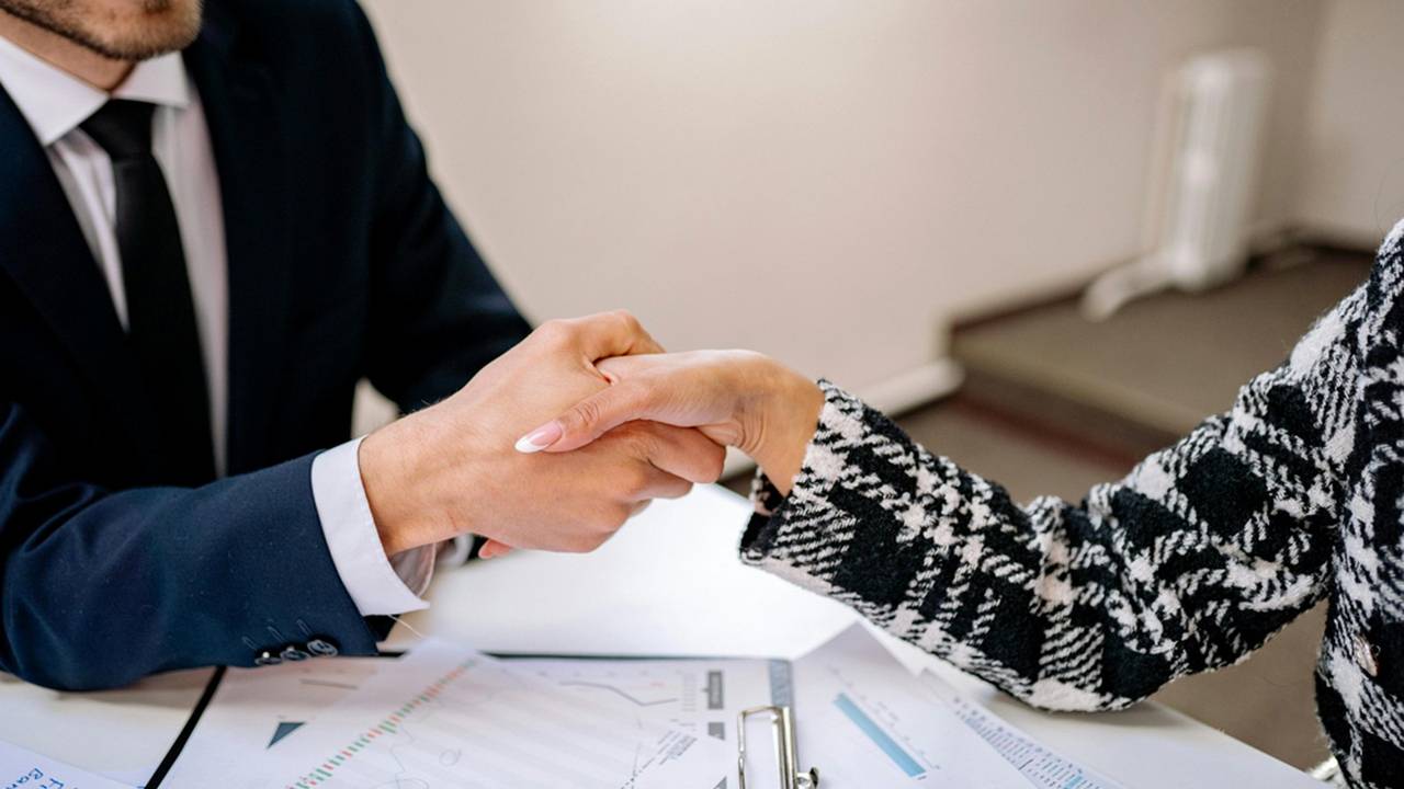 Bắt tay ký kết giao dịch trên bộ hồ sơ M&A bất động sản